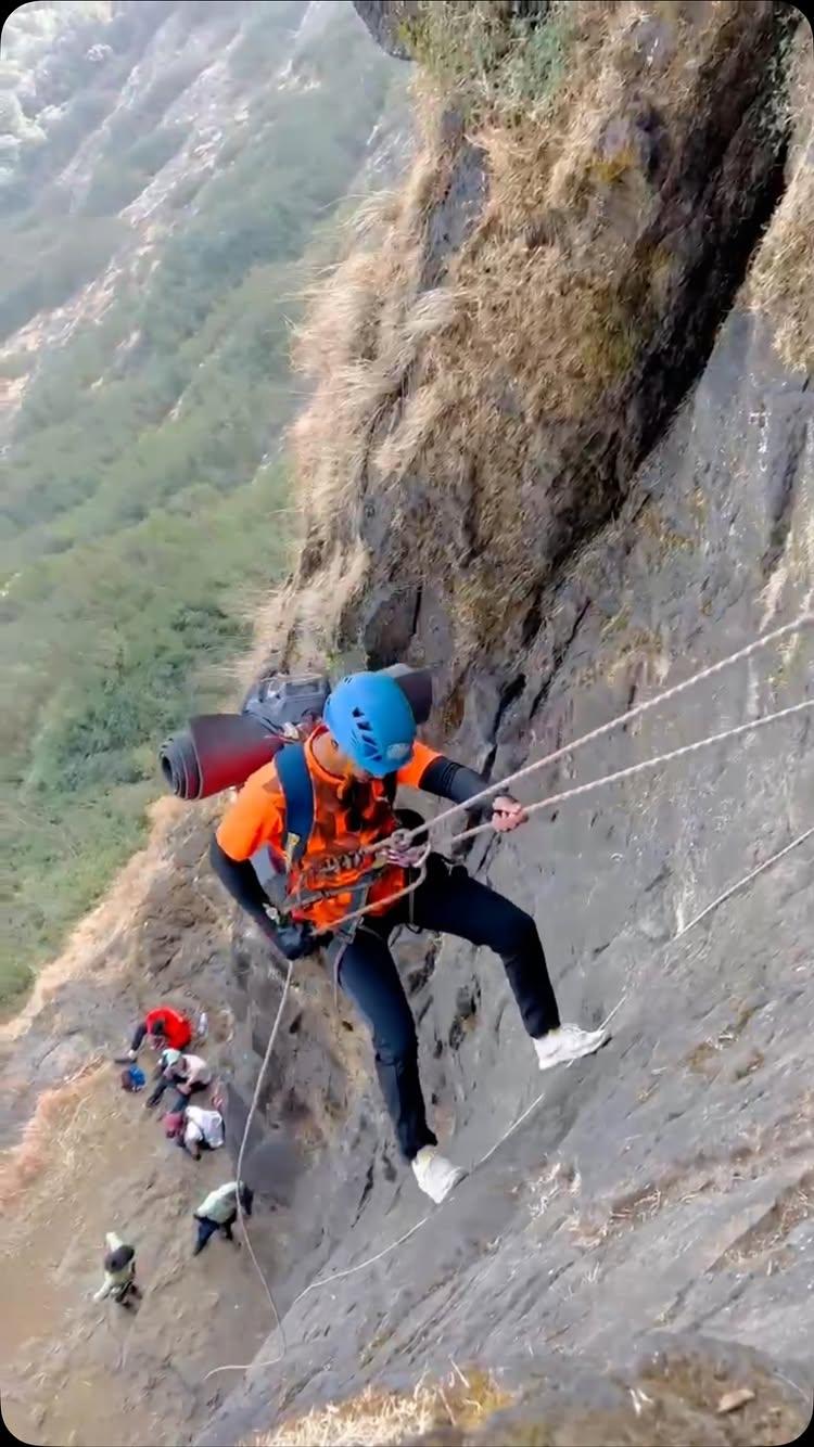 सुख म्हणजे सह्याद्रीतल्या ह्या आठवणी
trendingreels #harichandragad♥️🔥 #kukankada #kukuna #tracking #kalsubhai⛰️ ##thingstodoinpune #hariharfort #nashikgram #puneinsta #thingstodoinmumbai #maharashtraforts #raigad #rajgadfort #शिव #इचलकरंजी ichalkaranji_life ichalkaranji_sound09 the_ichalkaranji_city trekkers.of_maharashtra_  durg_naad durg_vede