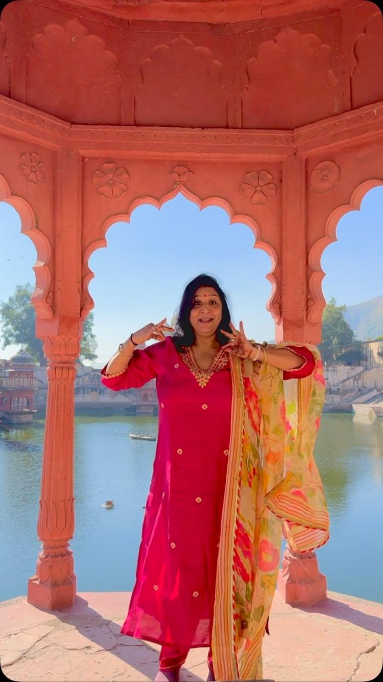 🌹Padharo Mhare Desh ke Rangilo Nritya ki Mithas #alwar ♥️🪞 by #vaishaliwalia #vaishaliwaliadance follow for more !! 

dance #dancer #instagram #facebook #reels #reelitfeelit #reelsinstagram #reelkarofeelkaro #fbreels #bandishbandits #rajasthan #rajasthani #folk #folkdance #reelsfacebook #fb #dancevideo #choreographer #travel #alwarcity #sagar #khammaghani #ghanikhamma2 #spjodha #rajasthanisong #anchalbhatt 
[rajasthan, folk dance, dancer, choreographer, Rajasthani music, cultural, choreographer, easy steps]