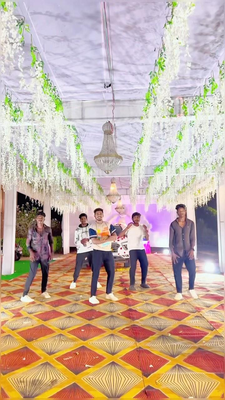 Taluku Taluku chinnadhi #oldisgold #song …
instagram #trendingreels …

old #trending #song #eluru #boys #dance #group