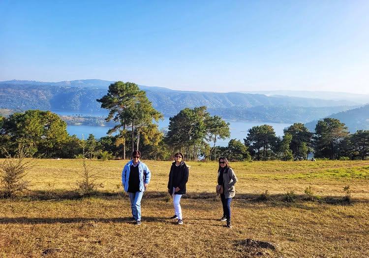 Friends who understands other's problems are truly the best🥰🥰

#reelsinstagram 
#Friends🥰 
#meghalayadiaries 
#travelphotography 
#Venturing😋 
#Ladiesout🤩 
#Landscape #naturephotography 
#RIBHOI 
#warm day