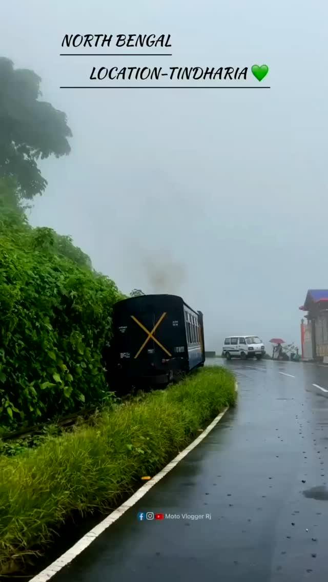 📍Darjeeling Toy Train 🚂😍👇🏻പശ്ചിമ ബംഗാളിന്റെ ഒരു ഹിൽസ്റ്റേഷനാണ് ഡാർജിലിങ്
ഡാർജലിങ് എന്നു കേൾക്കുമ്പോൾ തന്നെ ആദ്യം മനസ്സിലെത്തുന്നത് ടോയ് ട്രെയിയിനാണ്
ഡാർജിലിങ് ഹിമാലയൻ റെയിൽവെ (DHR) എന്നാണ് ഈ ടോയ് ട്രെയിൻ അറിയപ്പെടുന്നത്
ഹിമാലയൻ സൗന്ദര്യം ആസ്വദിച്ചു കൊണ്ടുള്ള ഈ ട്രെയിൻ യാത്ര അവിസ്മരണീയമായ അനുഭവമാണ് മനോഹരമായ തെയിലത്തോട്ടങ്ങൾ, ഹരിത താഴ്വരകൾ, മനോഹരമായ ഗ്രാമങ്ങൾ, എന്നിവയിലൂടെ കടന്നുപോകുന്ന ഈ റൂട്ടിൽ സ്റ്റീം, ഡീസൽ എഞ്ചിനുകൾ സർവീസ് നടത്തുന്നുണ്ട്
യാത്രയിൽ 18 സ്റ്റോപ്പുകൾ ഉണ്ട്
ഡാർജിലിങ് ഹിമാലയൻ റെയിൽവെ പ്രധാന ഗതാഗത മാർഗങ്ങളിൽ ഒന്നാണ്.യുനെസ്കോയുടെ ലോക പൈതൃക സ്ഥലമാണ് ഡാർജിലിംഗ് ടോയ് ട്രെയിൻ
1879-നും 1881-നും ഇടയിലാണ് ഈ എഞ്ചിനീയറിംഗ് അത്ഭുതം നിർമ്മിച്ചത്
ഡാർജിലിംഗിനും സിലിഗുരിക്കുമിടയിൽ ചായയുടെയും യാത്രക്കാരുടെയും ഗതാഗതം സുഗമമാക്കുക എന്നതായിരുന്നു ഈ നാരോ-ഗേജ് റെയിൽവേ നിർമ്മിക്കുന്നതിൻ്റെ പ്രധാന ലക്ഷ്യം
ഇതൊരു സാധാരണ ട്രെയിനല്ല, ഇതിന് ഒരു വിൻ്റേജ് ചാരുതയുണ്ട്
കോച്ചുകൾ ഗൃഹാതുരത്വത്തിൻ്റെ പ്രഭാവലയത്തിൽ തിളങ്ങുന്ന നിറങ്ങളിൽ ചായം പൂശിയിരിക്കുന്നു
രണ്ടടി വീതിയുള്ള നാരോ ഗേജ് പാത യാത്രയുടെ പ്രത്യേകത വർധിപ്പിക്കുന്നു.ഡാർജിലിംഗ് ഹിമാലയൻ റെയിൽവേയുടെ ടിക്കറ്റുകൾ ഓൺലൈനായും കൗണ്ടറുകളിലും ബുക്ക് ചെയ്യാം
ഇ-ടിക്കറ്റുകൾക്കായി, നിങ്ങൾക്ക് IRCTC വെബ്സൈറ്റ് സന്ദർശിക്കാം
Repost without permission can lead to copyright strike without warning🚫⚠️Do not copy caption without permission⚠️