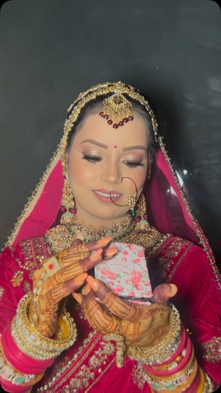 Can't take our eyes off from this wedding look!!🫵🏻💕🙌❤️

Makeup- mua_muskan_anand 
Hairs- glambyananyajain 
Inframe- riyaharshverma 
Jewellery- pammijewellers26 

(Red bride lehenga, red bridal lehenga, red bride, bridal makeup artist, bride makeup artist, bridal hairstylist, bride, firozabad, red lehenga)