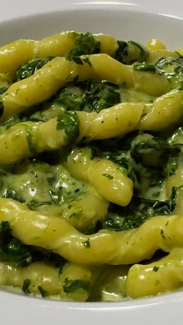 👨🏼‍🍳🇮🇹

Picciotti, per alcuni di voi sarà una follia, mi assumo le mie responsabilità sui commenti negativi che riceverò sull’uso della panna, però questo mio piatto mi piace assai, e poi mi riporta indietro nel tempo, nei mitici Anni ‘80:

“Busiate con Panna e Spinaci”
Ingredienti per 2 persone:

✅ 200 g Busiate di Grano duro
✅  50 g Burro
✅ 250 g Spinaci
✅ 250 g Panna fresca liquida
✅  60 g Parmigiano Reggiano grattugiato
✅ Noce moscata (un pizzico)
✅ Pepe nero q.b

🔪 PROCEDIMENTO:

✳️ In una padella lasciate sciogliere a fiamma dolce, il burro; quindi aggiungete gli spinaci precedentemente sbollentati e portati a 3 minuti dalla cottura, rosolate per pochi secondi
Versate la panna, quindi amalgamate il tutto a fiamma moderata
A questo punto aggiungete una grattugiata di noce moscata, quindi aggiustate con sale e pepe, amalgamate il tutto a fiamma bassa
Quando l’acqua della pentola bolle, calate la pasta
A 2 minuti dalla cottura, trasferiteli nella padella, mescolate delicatamente, quindi spolverizzate il parmigiano, amalgamate il tutto dolcemente a fiamma vivace
Impiattate, quindi aggiungete tutto il condimento cremoso del fondo della padella,
e Buon Appetito!

🍝🍝🍝🍝🍝🍝🍝🍝🍝🍝