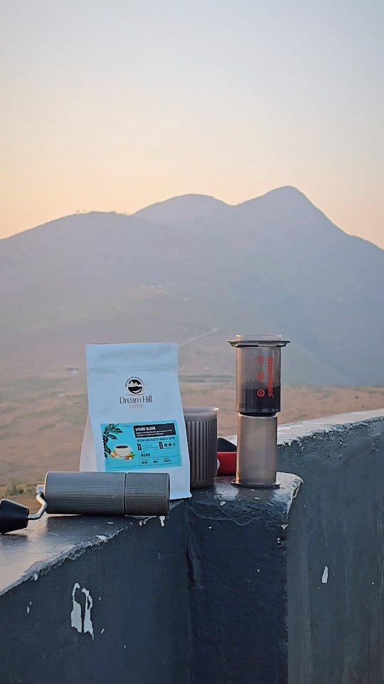 Brewing  coffee  at the top of odisha
coffee #dreamhillcoffee #specialitycoffee #mountains #fog #brewing #outdoors #brewingcoffee #winter #deomali
#koraput #aeropress #tourism

Deomali, Koraput,  Koraput  coffee, brewing , mountain peak,