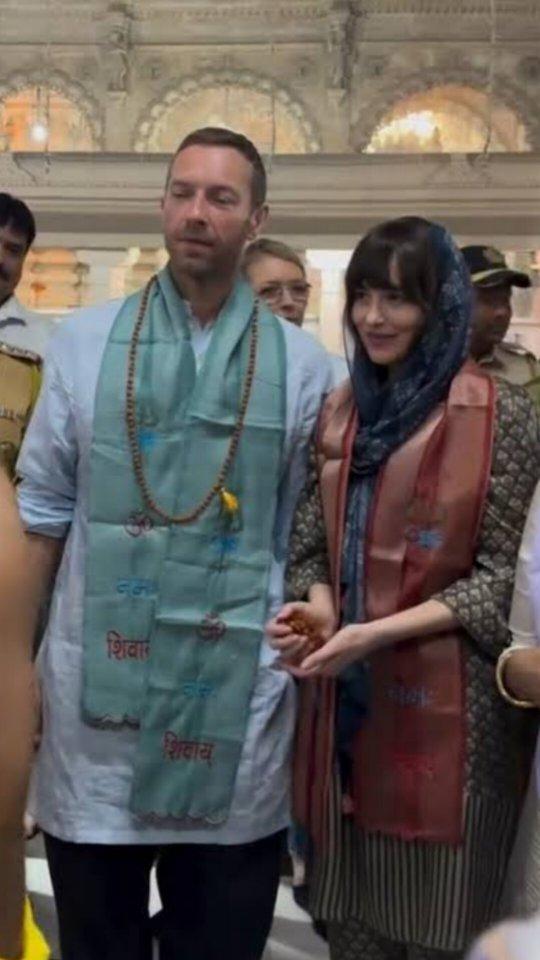 Look at Chris Martin & Dakota Johnson embracing Hindu Culture in Mumbai's Babulnath Temple 😍🔱

#glamsham #chrismartin #dakotajohnson #hindutemple #mumbai #concert #coldplay

[ Coldplay, Mumbai, Dakota Johnson, Chris Martin, Hindu, Babulnath Temple ]