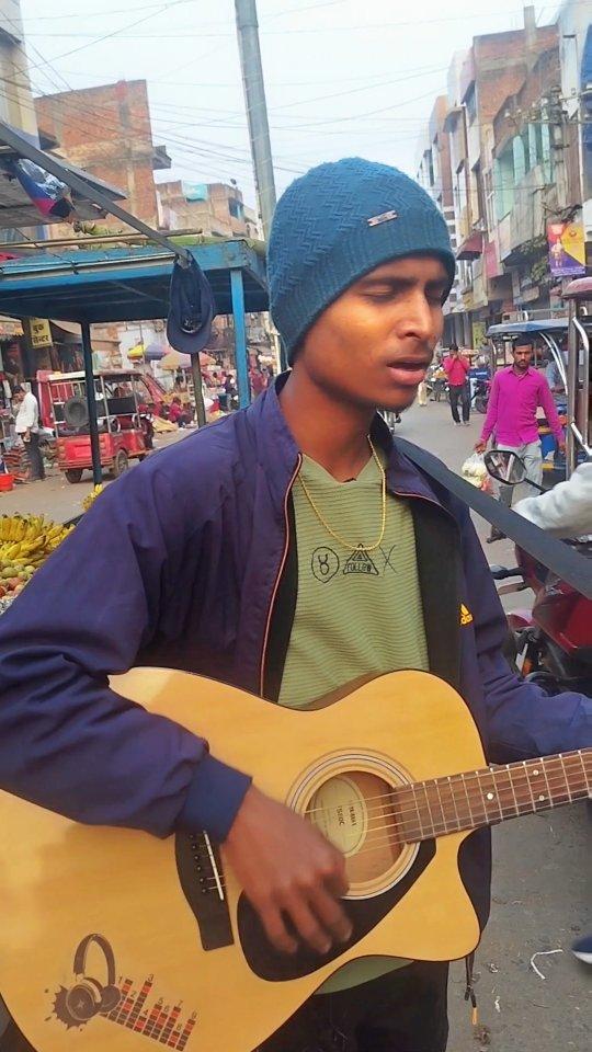 Singing in public place 👀