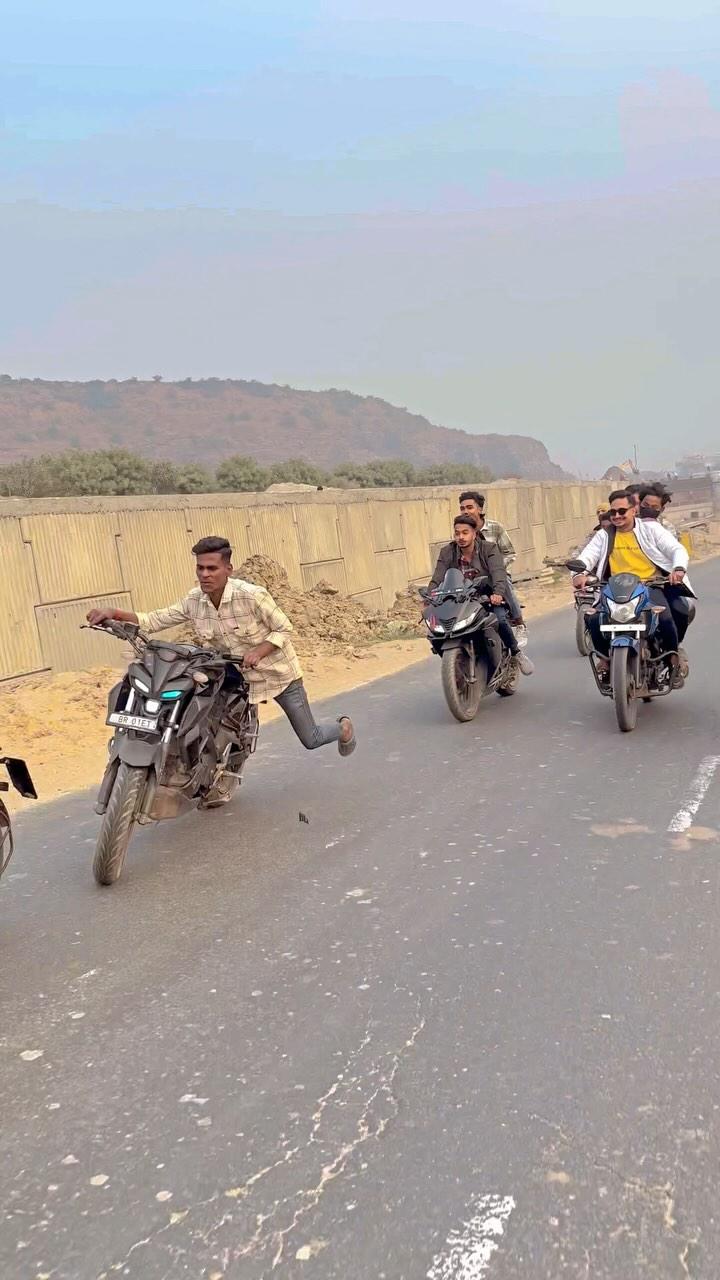 भाई गिरते गिरते बच गया😦🥲
x_pratik_yadav