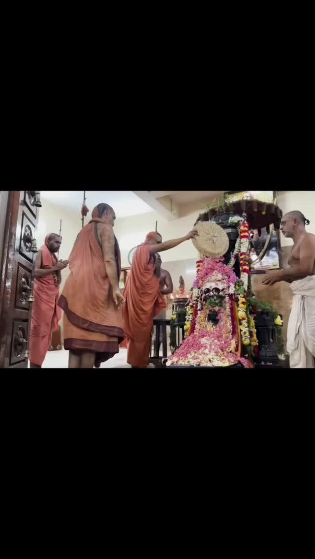 Ubhaya Jagadgurus of Sonda Swarnavalli Math - Pujyashri Gangadharendra Saraswati Mahaswamiji & Pujyashri Ananda Bodhendra Saraswati Mahaswamiji along with Kanchi Kamakoti Peethadheeshwara Jagadguru Pujyashri Shankara Vijayendra Saraswati Mahaswamiji offered special worship to the Brindavanam of Jagadguru Shankaracharya Maha Periyava Pujyashri Chandrasekharendra Saraswati Mahaswamiji kanchimutt on occasion of commencement of 31st Aradhana Mahotsavam of Maha Periyava
Vc: swarnachitram