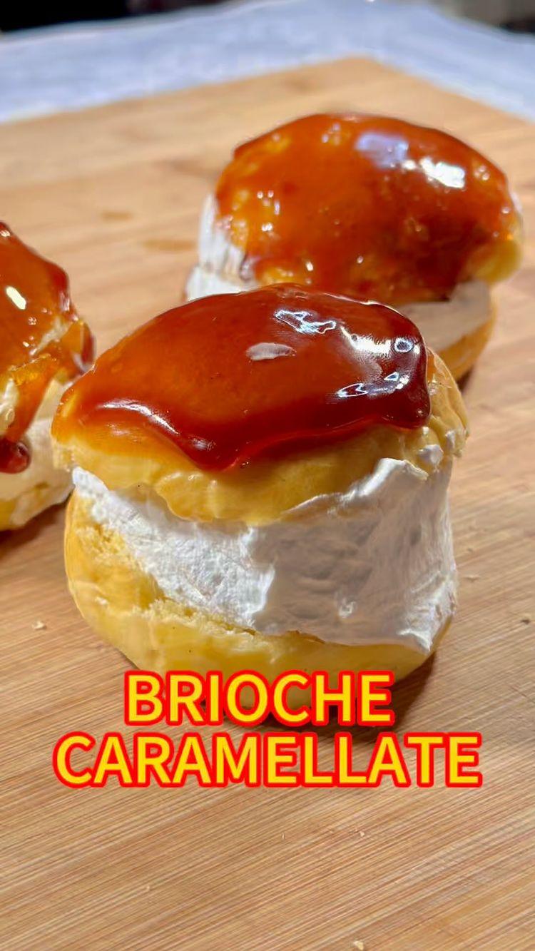 La ricetta delle brioche caramellate: 

🌾 - 500 g farina tipo 0 forte (14 proteine) 
- 200 latte intero
- 12 lievito di birra fresco
- 1 uovo intero + 40 g tuorlo
- 85 zucchero
- 10 sale
- 15 miele
- 90 burro
- baccello di vaniglia (opzionale)

🍭 per il caramello:
- 250 zucchero 
- 50 acqua 

🥛 per la farcitura
- 250 panna
- zucchero q.b
PROCEDIMENTO:

- impastare la farina con il lievito ed il latte e l’uovo intero
Quando sarà tutto ben assorbito inserire un tuorlo alla volta attendendo che quello precedente sia assorbito e infine incordare l’impasto

- inserire miele , zucchero e sale in più volte
Alla fine l’impasto dovrà essere ben incordato

- inserire il burro e la vaniglia in circa 3 volte e chiudere l’impasto, prima in macchina poi sul banco con delle pieghe e riporre a lievitare fino ad una volta e mezza il suo volume iniziale

- formare palline da 50 grammi circa e lasciarle lievitare al doppio del volume in luogo caldo e coperte

- spennellare con tuorlo e latte e infornare a 180 in forno statico finché non saranno dorate (circa 15 minuti)

- mentre si raffreddano su una griglia montare la panna e zuccherare a piacere
In un pentolino , a fiamma dolce, sciogliere acqua e zucchero finché non diventeranno caramello e, facendo molta attenzione a non bruciarsi, trasferire tutto in un contenitore e immergere la parte superiore delle brioche 

- tagliarle a metà e riempire di panna e mangiarle!