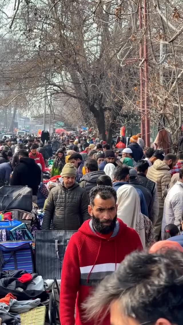 _Sunday  Market (Send this to you loved ones and plan a kashmir winter trip this winter
season++
BOOK YOUR TRIP TODAY WITH US
DM OR WHATSAPP 9103466646/7298439523
Dal lake during snowfall looks like a white wonderland
Srinagar, pahalgam & gulmarg is just magical during winters
Have you ever experienced kashmir snow?

jktourismofficial incredibleindia nature