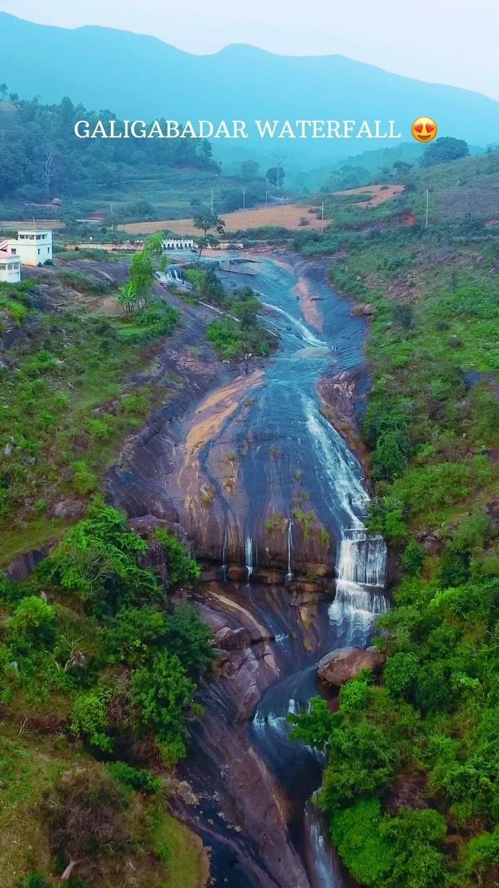 Galigabadar Waterfall 😍 is a stunning natural attraction located in the Koraput district of Odisha, India
about 11 km from Pottangi and 55 km from Koraput town
The waterfall is surrounded by lush green forests and features a unique landscape, with the water flowing through springs from the top of the hills
Visitors can enjoy a trek to the waterfall and take in the breathtaking views of the surrounding landscape
Galigabdar Waterfall is also known as Rathibali waterfall and is a popular spot for picnics and group feasts, especially during the winter months .If you’re planning to visit, the best time is between October and February