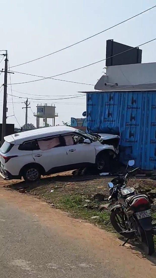 గండికోట రూట్ లో ఇంకో రోడ్డు ప్రమాదం, ఏం జరిగిందో తెలియదు పూర్తి వివరాలు తెలియాల్సి ఉంది
దయచేసి ప్రయాణం చేస్తున్నప్పుడు కొద్దిగా జాగ్రత్తగా వెళ్తూ ఉండండి
Follow [ apna_jmd ] to get more updates like this