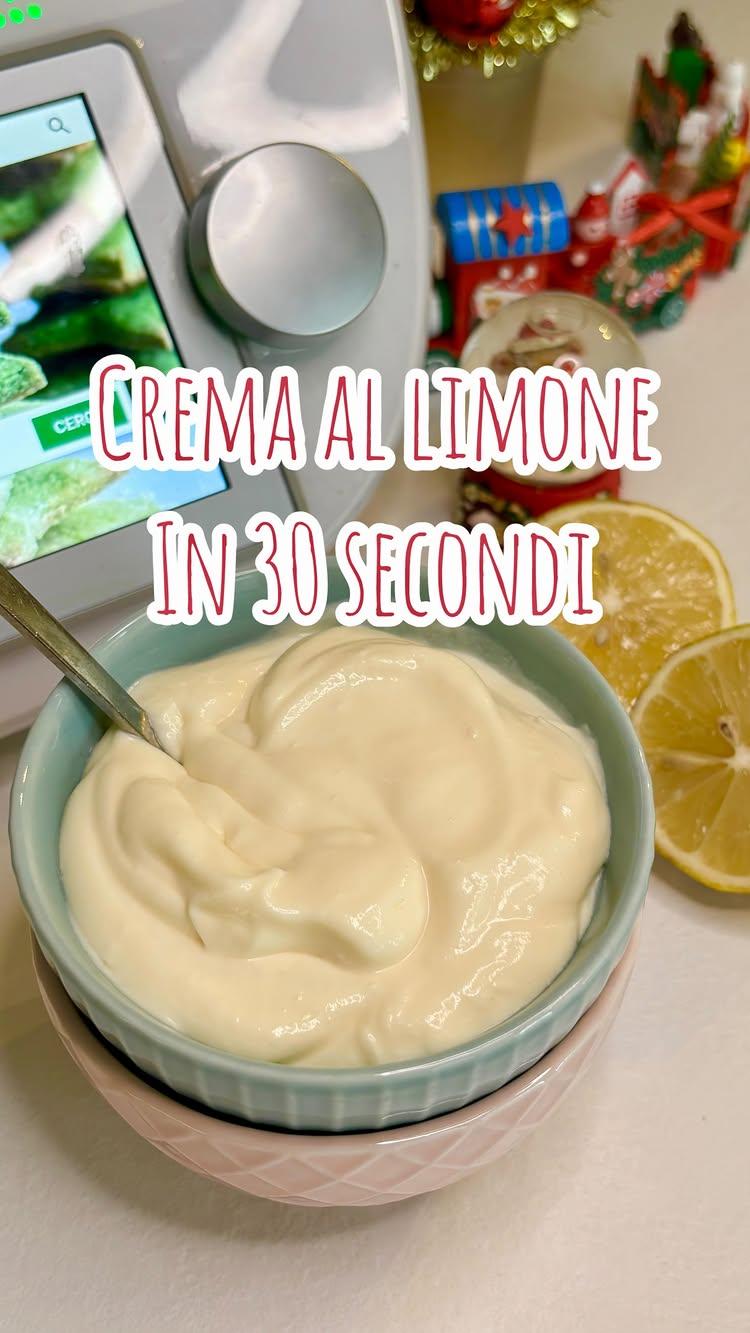 Oggi ti propongo un dolcetto facile facile e super veloce per finire le feste in freschezza ma soprattutto in dolcezza! 

➡️CREMA AL LIMONE 30 SECONDI⬅️

Dosi per 3 ciotoline:
📌versa nel boccale 200 ml di panna fresca, 50 ml di succo di limone, 50 g di latte condensato e mescola 30 sec/vel 6
📌versa nelle ciotoline e servi 😍

✅puoi preparare il dolce in anticipo e conservarlo in frigo fino al momento di servirlo
✅puoi anche congelarlo e sarà come un gelato 😋😋😋

Spero che la ricetta ti sia piaciuta, salvala e condividila con un’amica cui può piacere 🙌🏻

Io ti aspetto presto nella mia cucina 🤗