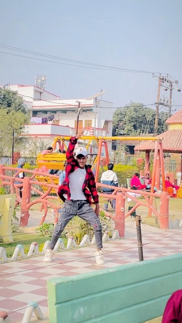 Sari Ke Pallu Lahke Lagi Hallu Hallu ✌️🔥…
reelsinstagram #trendingreels #bhojpuri_song #explorepage #instaindia #loveislove #viralvideos #foryou #dancereels #video #arvindakelakallu #song #sitamarhi prince_raj_official._