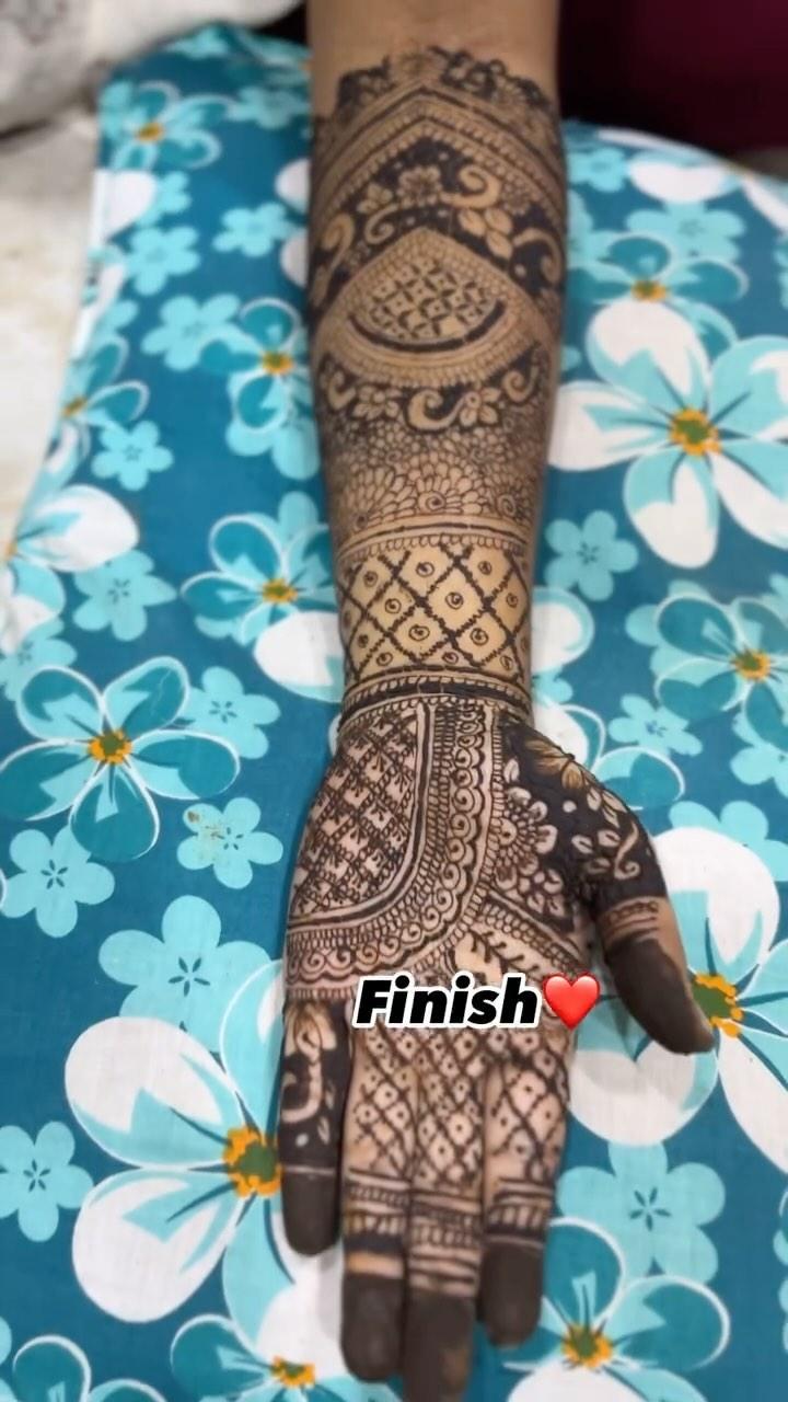 Mehendi 🍃❤️
Dm for any kind of makeup,hairstyle,sareedraping nd mehendi 🤗✨