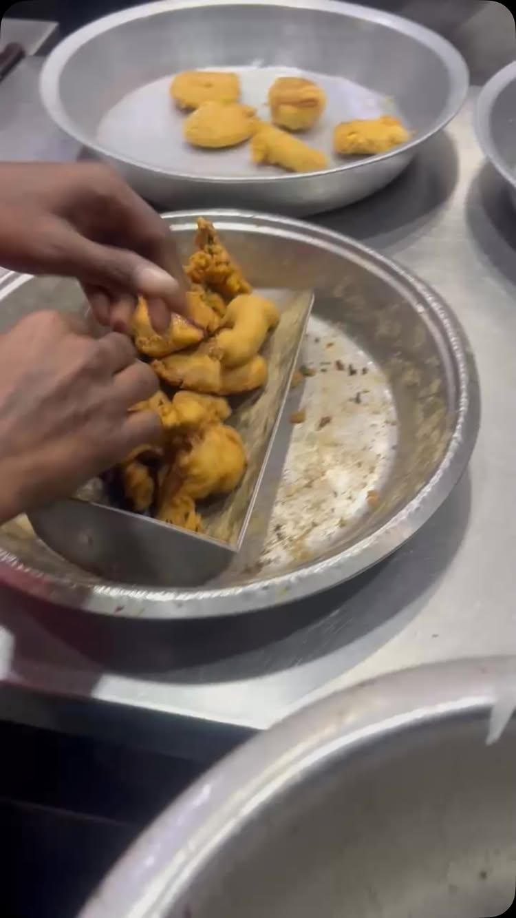 They say wedding shopping feels incomplete without a trip to Karol Bagh market, just like Delhi winters are incomplete without piping hot pakoras ❄️
This wedding season, make sure to try them on your next visit to Karol Bagh
It’s the perfect treat to fight the winter chill, especially when paired with a cup of garma garam chai ♥️

A timeless combo that works wonders in both winter and rainy seasons!

📍Shop no
119, Near frontier bakery, Netaji Subhash Market, Ajmal Khan Road, opp Karol Bagh market
(Not a sponsored post