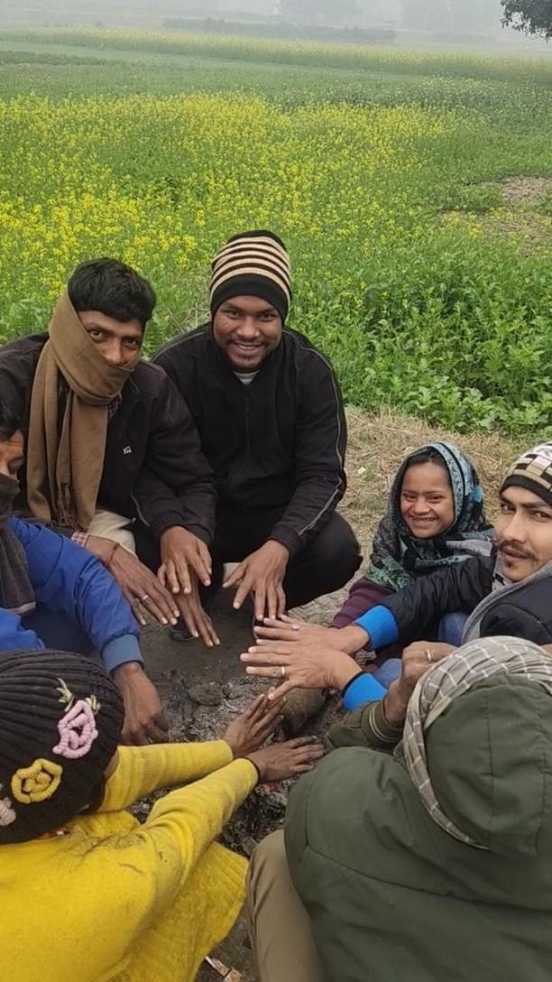 सहर ही हलचल से दूर यहाँ मन को आराम है
 घर तो अपना गाव में ही है 
जनाब सहर में तो बस मकान है।