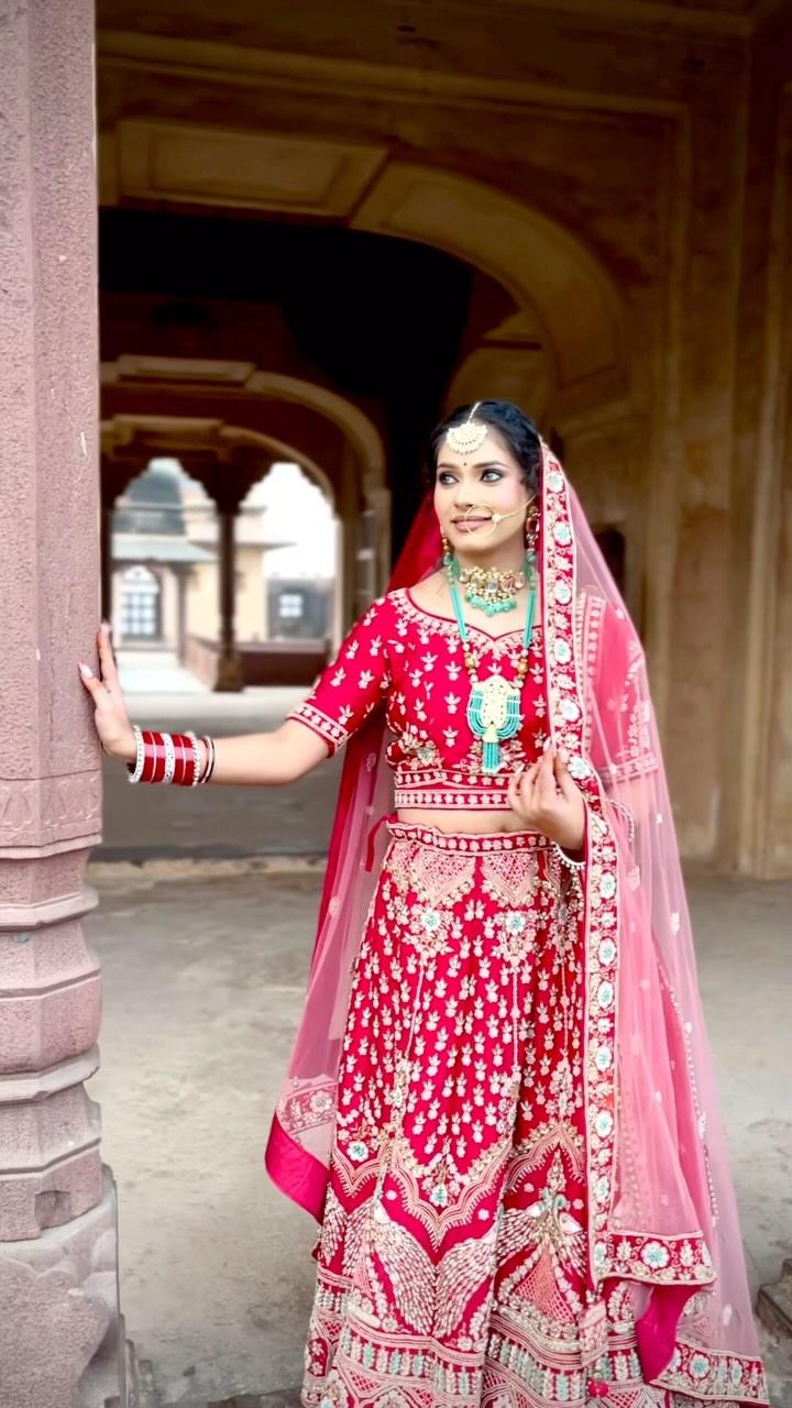 Grace meets grandeur ✨ A regal touch for the queen in you
Makeup & Hair - faces_by_deepti 

Outfit- yuva_yuga 
Regal bride, bridal makeup, makeup artist, royal bridal