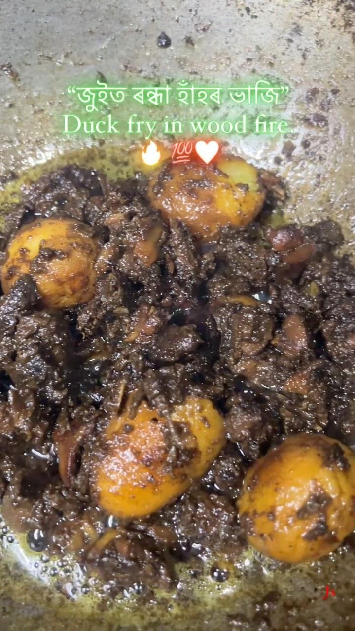 ⭐️ Kola Ke Haanh Dry Fry
Follow craving_tales_by_js 
Ingredients ⬇️
Duck
Salt 
Turmeric powder 
Jeera Powder
GG Paste
Potatoes
Onions 
Black Pepper Powder