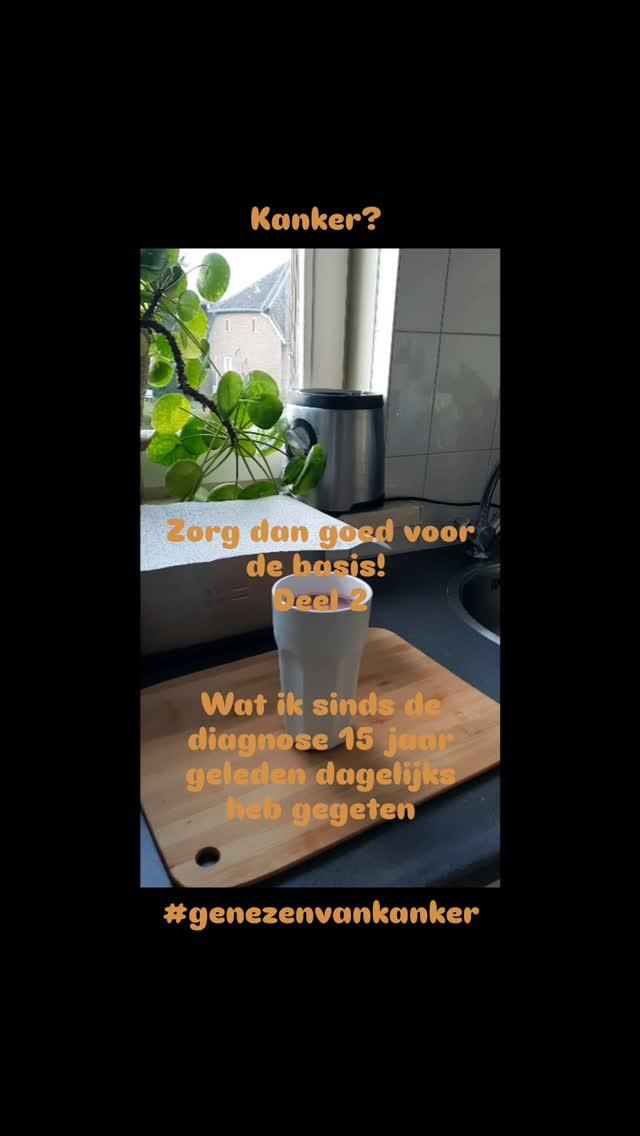 Budwig! Magere biologische zuivel gemengd met lijnzaadolie, in een verhouding van 2:1
Brengt heel veel zuurstof in je cellen en daar houden kankercellen niet van! Als je de basis eenmaal goed gemengd heb (dat is het geheim, gebruik hiervoor een staafmixer of blender), dan kun je daarna toevoegen wat je maar lekker vindt: fruit, noten, zaden
Na bereiding meteen opeten
Iedere keer als ik het eet, voel ik me als een plant die al dagen geen water heeft gehad, ik blijf het heerlijk vinden! Sinds 2014 eet ik het ter preventie :)