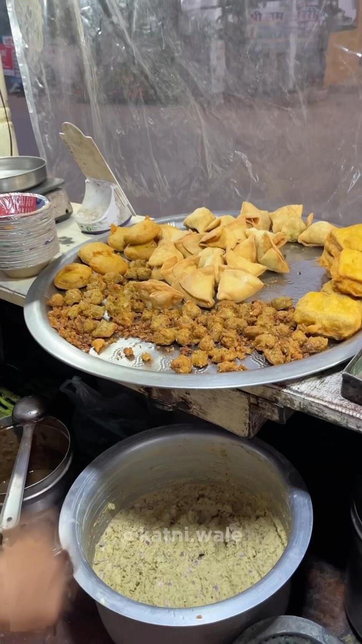 Share kr do apne sabhi samosa lover ke sath aur aap kab aa rahe ho yaha samosa khane?