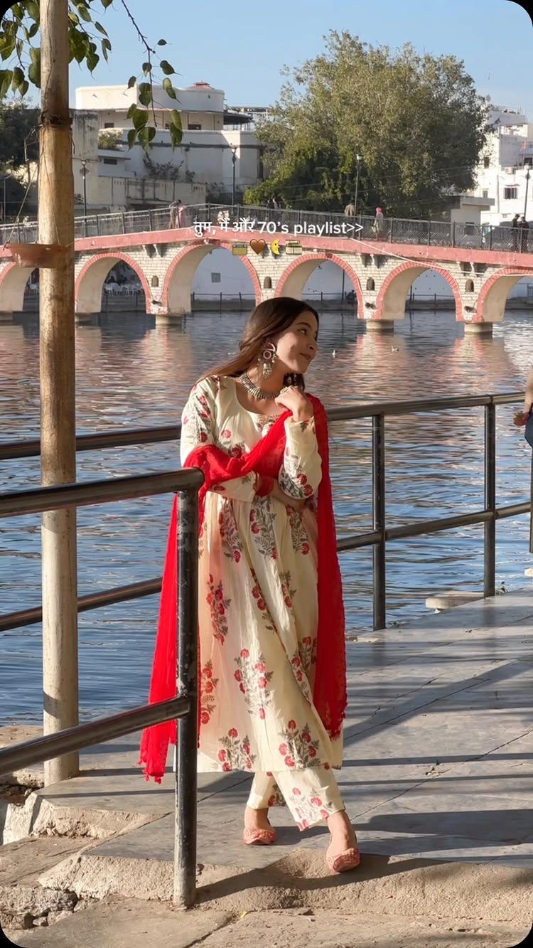 Old school love🤎>>

Couture: only_tribe 

Desi, desi core, desi girl, desi aesthetics, desi fashion, Indian wear, Udaipur, Udaipur diaries, aesthetics, Pinterest, desi aesthetic, desi Pinterest, aesthetic edits, Bollywood, suit, jhumke, ghat, classic, classic songs, cotton suit, floral suit, gangour ghat|