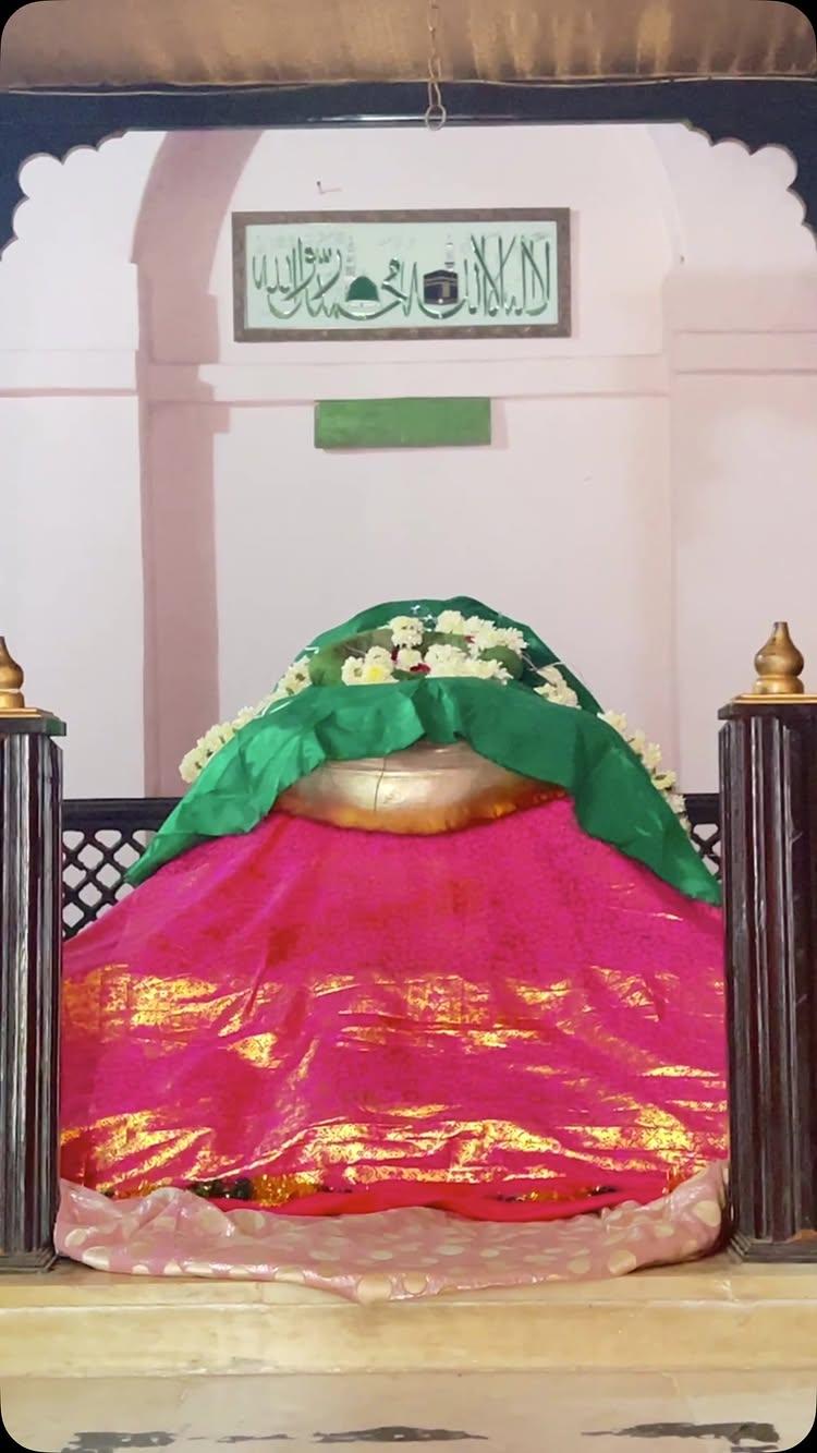 Qudwat Ul Arifeen Zubdat Ul Wasileen Hazrat Syed Shah Ahmad Gujrati Qadri Shattari Qudasasirrahu Al Aziz 
(Kali Bawdi Zafar Darwaza Aurangabad )