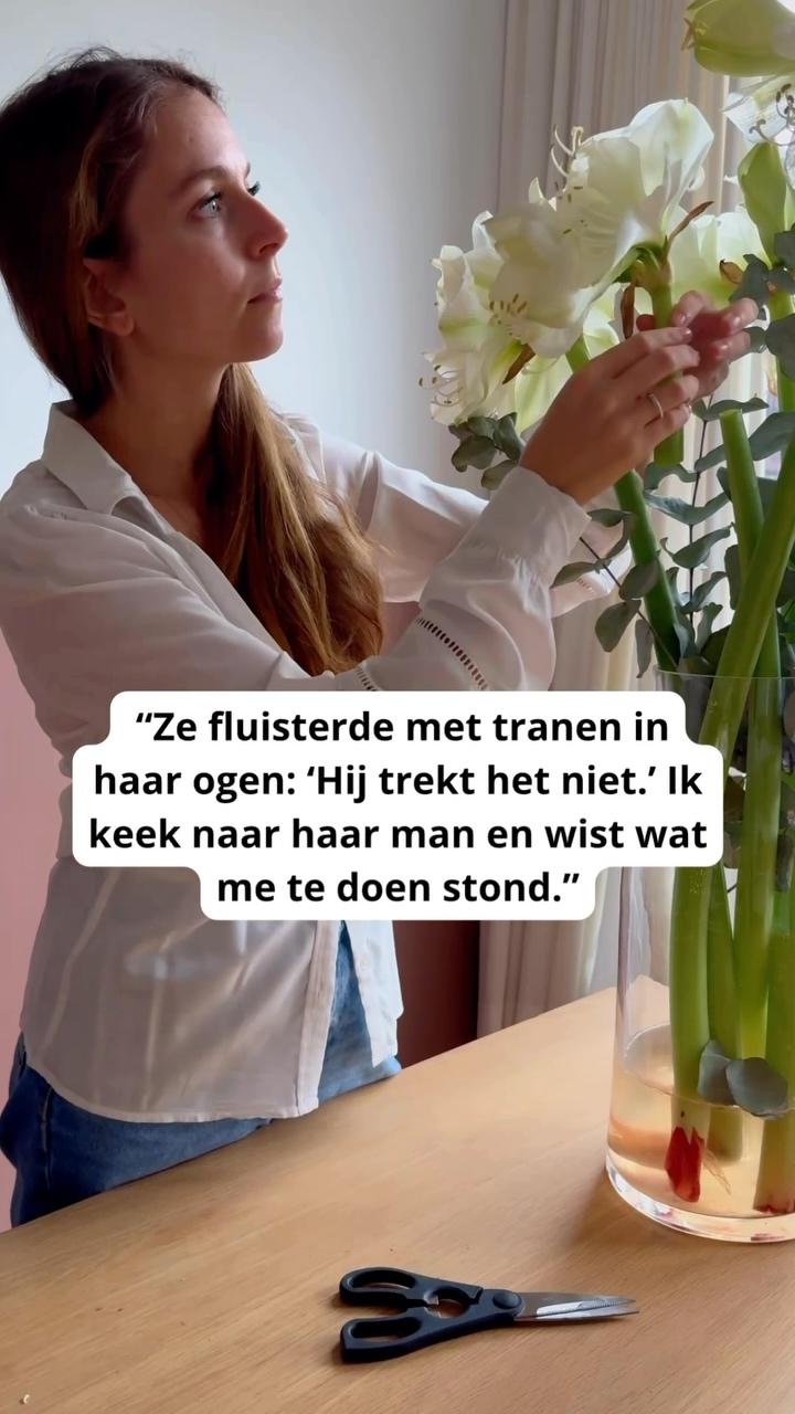 Toen ik binnenkwam, trok ze zichzelf moeizaam omhoog in bed
Het is niet goed,” zei ze zacht
Haar man stond in de keuken, met zijn rug naar ons toe
Met tranen in haar ogen fluisterde ze: “Hij trekt het niet
Ik vroeg zachtjes of ik even met hem mocht praten
Toen ik naar de keuken liep, legde ik mijn hand op zijn schouder en noemde zijn naam
Hij keek me kort aan, hij wilde me ontwijken, dat voelde ik
Dus stelde ik voor: “Misschien is het fijn om even een rondje buiten te lopen? Ik blijf bij haar en bel je als ik iets nodig heb
Even aarzelde hij, maar hij stemde toe
Toen hij later terugkwam, leek hij anders
De angst om zijn vrouw te verliezen was er nog, en het verdriet ook, maar de spanning in zijn lijf was voor een moment verdwenen
Een diagnose raakt niet alleen degene die ziek is, maar ook de partner en omgeving
Iedereen gaat hier anders mee om, geef ruimte aan elkaar maar blijf alert
Check in bij elkaar
Deel de last, zodat niemand hem alleen hoeft te dragen 🤍