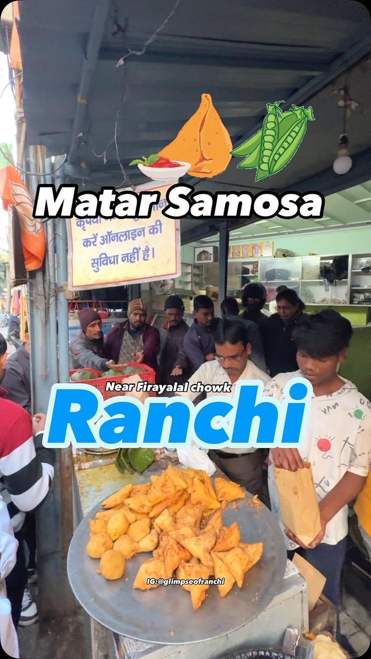 60 year old shop serving Ranchis fav Matar Samosa 🫛in winter season 
Location -  Sarada babu lane (Lok Priya bhandar wali gali mein )while coming from Gandhi chowk (upper bazar )to  friyalal chowk you will find one Gali on left side 
Opposite to post office 
Timing - 4pm onwards 

Tag /share♥️