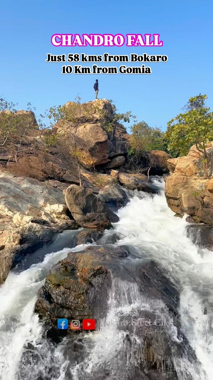 Chandru Waterfall is surrounded by forests and hills
Located just 1 km from Sadaro on the Vishnugad-Gomia main road and 8 km from Gomia, this waterfall is situated
To reach here, one has to travel 1 km through a dirt road
झारखंड के बोकारो तथा हजारीबाग जिले के सीमावर्ती क्षेत्र स्थित चन्द्रु फॉल में प्रकृति ने अद्भुत छटा बिखेरी हैं‌
यहां की प्राकृतिक छटा को देख पर्यटक रोमांचित हो उठते हैं
इसके बावजूद जिला प्रशासन व झारखंड सरकार की बेरुखी के कारण आज गुमनामी की चादर में ढंका हुआ है
यहां कई मनमोहक जलप्रपात मौजूद हैं, जहां पर्यटन विकास की असीम संभावनाएं हैं, लेकिन सरकार की नजरों से ओझिल है
सफेद चट्टानों के बीच से गिरता झरना तथा पक्षियों का स्वर को सुनकर ऐसा प्रतीत होता है जैसे प्रकृति ने इसे काफी शिद्दत से गढ़ा है
यहां के जादुई दृश्य किसी भी पर्यटक को बार-बार यहां आने के लिए प्रेरित करते हैं, परंतु ये दुर्भाग्य है कि हजारीबाग और बोकारो जिला प्रशासन से लेकर झारखंड सरकार को भी अब तक इस पर ध्यान नहीं गया है
किसी जनप्रतिनिधि या पदाधिकारी ने भी यहां तक पहुंचने की कोशिश नहीं की है
चंद्रु जलप्रपात वर्तमान में सरकारी उपेक्षा का दंश झेल रहा है
जरूरत है ऐसे खूबसूरत जगह को पर्यटन स्थल के रूप में विकसित करने की, ताकि स्थानीय लोगों को रोजगार भी मिल सके
Credit bokaro_steel_city_photography 
:
: