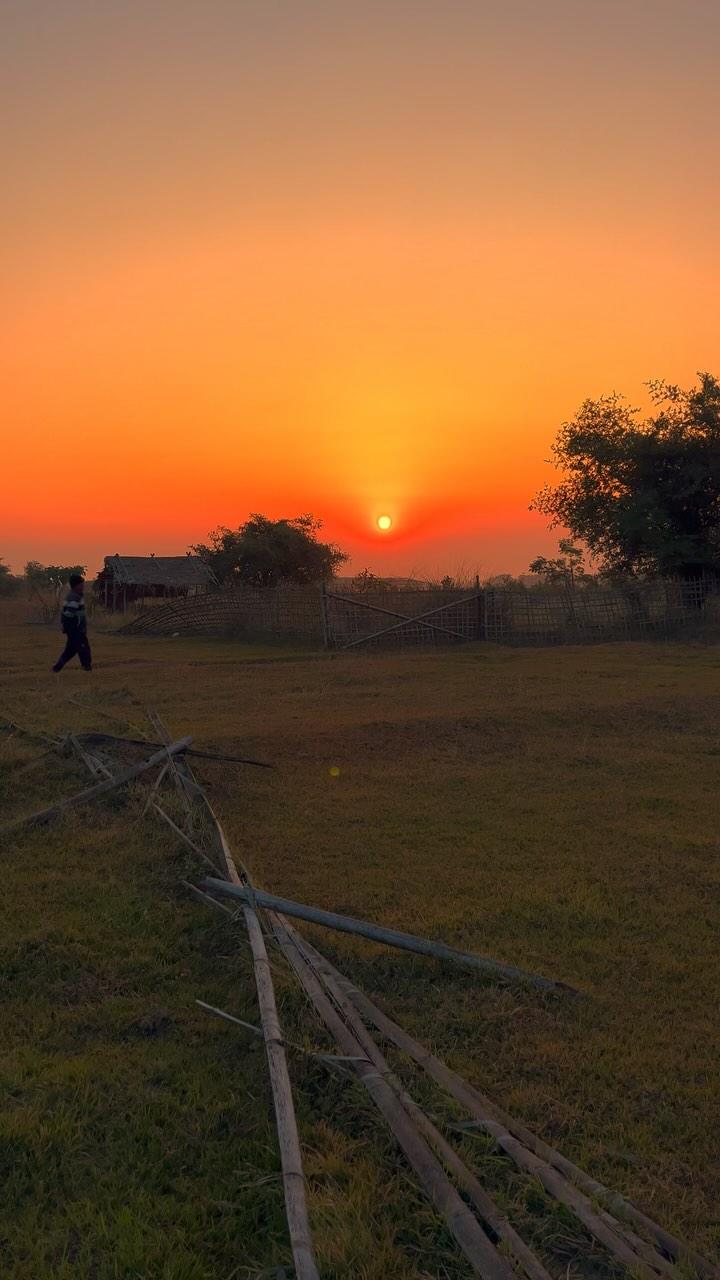 আবেলিৰ ৰঙসনা আকাশ ~ 🌅💖

কপিৰাইট আৰু ক্লাইম ⬇️

📝 এই ভিডিঅ'টো ইনষ্টাগ্ৰাম বা অন্য কোনো ডিজিটেল প্লেটফৰ্মত পুনৰ আপলোড নকৰিব কপিৰাইট যিকোনো সময়তে বাতিল হ'ব পাৰে। ধন্যবাদ 💖

⚠️ Copyright and Clim ⬇️

📝 Please do not re-upload this video to Instagram or any other digital platform Copyright may be revoked at any time
Thank you 💖

Cinematography 
🖥️ Cinematic VideoEditing 
📱 Short on iPhone & Digitak Mobile Gimbal 
💻 MacBook Air M1