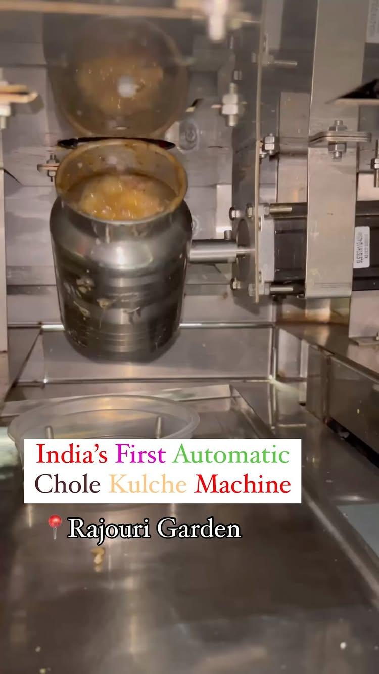 Revolutionizing street food! 🍽️ India’s first automatic Chole Kulche – where tradition meets innovation!😍

📍Chakh De choley, Rajouri Garden Market 
Follow-cravingswithsk❤️

In Frame :
Atta -Peri Peri Paneer chole kulche 🔥,
Price -100 per plate 💫 

Taste-10/10👌