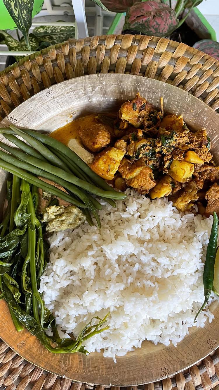 #ভাত{rice}
#শুকান বাহগাজৰ লগত গাহৰী মাংস{pork with dry bamboo shoot}
#লাইশাক বইল{boil mustard leaves}
#ফ্ৰেনসবিন বইল{beans boil}
#চাটনী{chutny}
#জলকীয়া/নেমু {chilli/lemon}