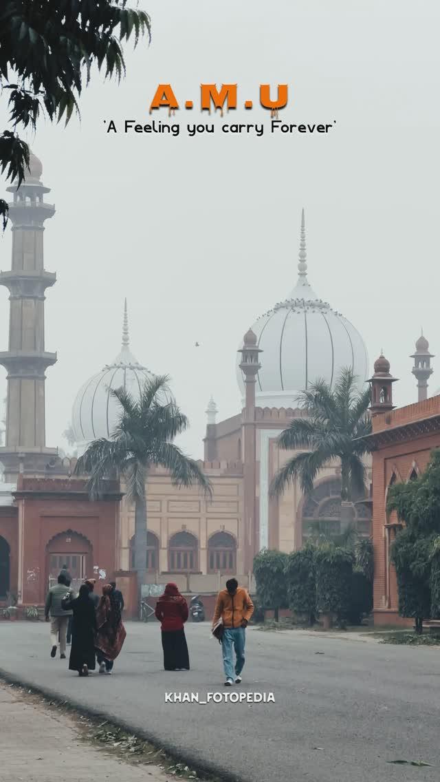 AMU… ek sirf naam nahi, ek ehsaas hai jo humesha dil ke kareeb rahega
Jab yahan aaye the, toh sapne le kar aaye the aur ab jayenge, toh yaadein le kar jayenge
Ye darakht, ye galiyan, ye department, ye library canteen ki chai, ye hostel ke lamhe, aur dosto ke saath ki hui badmashiyan, woh raaat medical road pr jaana… sab kuch apna lagta hai
AMU ne sirf padhai nahi sikhayi, zindagi jeene ka tareeka sikhaya hai
Jo dosti yahan hui, woh ek rishta ban gayi, jo hamesha rahega
Jaana toh padega, par dil yahin reh jayega
AMU ko chhod kar jaana mushkil hai, par yahaan se jo yaadain lekr jayenge wo shayd kabhi bhool nahi payenge