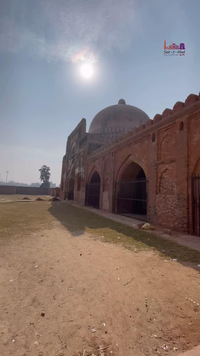 𝘒𝘢𝘣𝘶𝘭𝘪 𝘉𝘢𝘨𝘩 𝘔𝘰𝘴𝘲𝘶𝘦 was built in 1527 (Rajab 933 Hijri) by the first Mughal emperor Babur (1526-30) for commemorating his victory over Ibrahim Lodi in the first Battle of Panipat (1526)
Babur dedicated the mosque to his chief consort ‘Mussammat Kabuli Begum’
Later on a chabutra (platform) was added to the mosque by his son Humayun in 1555
Interestingly it is the second Mughal heritage building of Hindustan built after the Shahi Jama Masjid of Sambhal constructed in Safar 933 Hijri (December 1526)
Kabuli Bagh Mosque currently stands abandoned in Panipat, Haryana and it is currently an archeological protected monument
sairehind