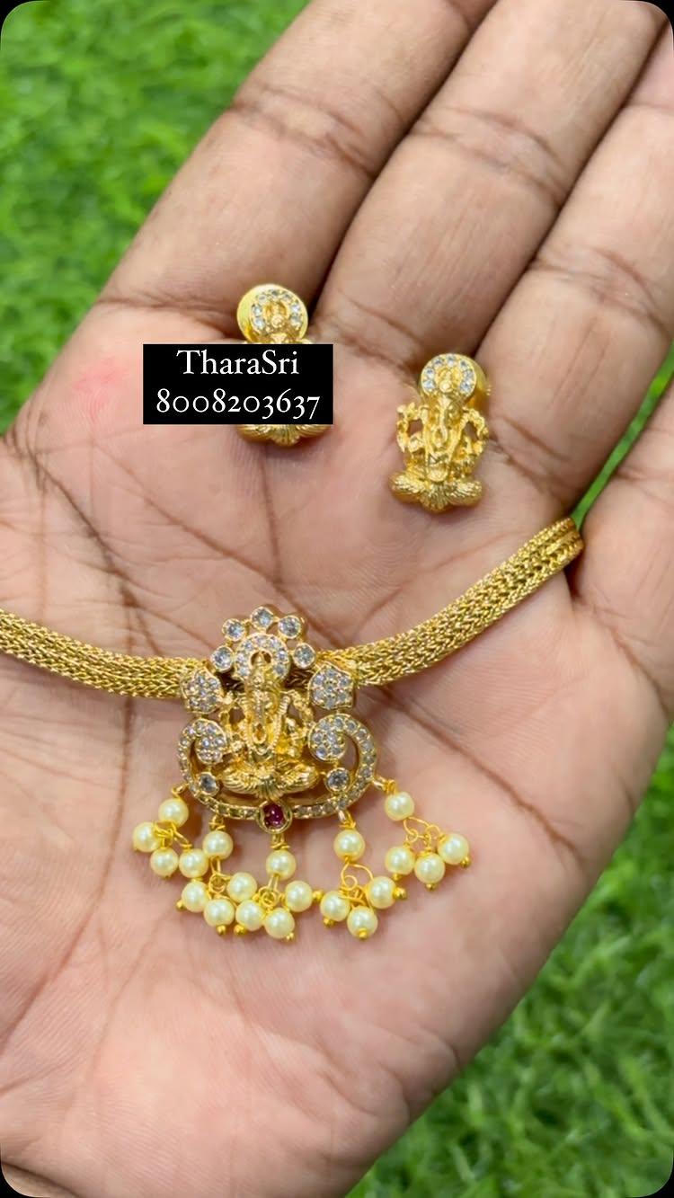 Beautiful Kanti with Ganesh ji locket and stunning Ganesh ji idol studs🤩

For orders & queries contact us  8008203637