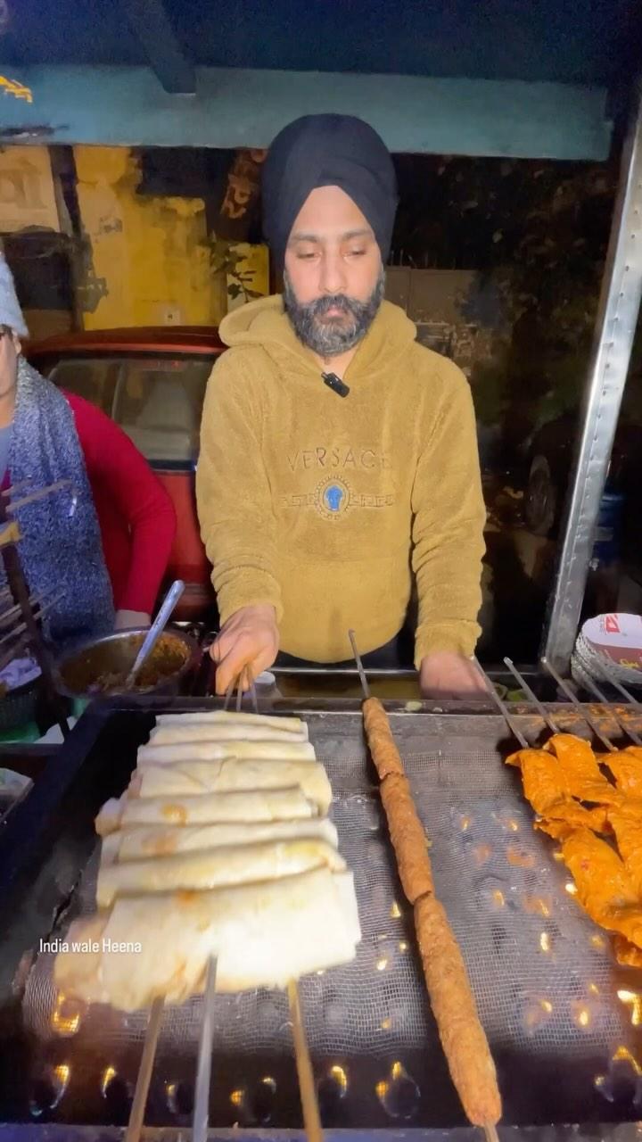 Delhi’s viral Sardar ji selling 100 Rs ke 4 chaap roll 

Address :- Sardar Ji chaap 
  Krishna Nagar chachi building near Ratan Devi School OPP burger Singh East Delhi