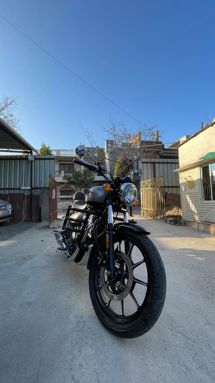 The all-new Royal Enfield Meteor 350 just received an impeccable wash at Car Spa, now gleaming like it’s brand new