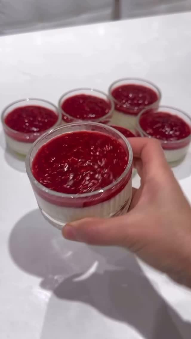 hayalimdekiyemekler
 En sevdiğim tatlılardan panna cotta hikayede kaybolup gitmesine gönlüm razı olmadı 😅♥️
Bu paylaşımı gördüyseniz mutlaka bir beğeni yapın çünkü Instagram tarafından ciddi bir kısıtlama yedim yorumlarınız benim için çok önemli ♥️

İtalyanların meşhur tatlılarından benim de en sevdiğim 😍

Panna Cotta tarifim inanılmaz lezzetli ve oldukça hafiftir 😋 agar agarı Merak edenler için bitkisel toz jelatindir ☺️
Panna Cotta Tarifi için Malzemeler * 
3 su bardağı krema 
1 su bardağı süt 
1 paket Agar Agar (4gr) * ( Agar agar yerine Türkiye dekiler tart jöle veya yaprak jelatin kullanabilir)
Yarım çay bardağından biraz fazla toz şeker * 1 paket şekerli vanilin
Sosu için
* 250 gr kadar donmuş orman meyvesi ( frambuaz vişne veya çilekte olur)
1 su bardağı su 
* 3 yemek kaşığı kadar toz şeker 
1 yemek kaşığı nişasta 
Panna Cotta nasıl yapılır
* Krema,toz şeker, Agar agar bir tencereye alınır kaynamaya yakın şekerli vanilin ilave edilir karıştırın bir taşım kaynadıktan sonra ocaktan alın alıp küçük kuplara bölüştürülün, buzdolabında 2-3 saat soğumaya bırakılır
frambuaz,su,toz şeker ,nişasta tencereye alınır, karıştırarak kaynatıyoruz , Kaynamaya başladıktan sonra birkaç taşım daha kaynatıp Ocaktan alıyoruz Soğuyan Panna Cotta’ları  üzerine soğumuş olan sosu gezdirip servis yapıyoruz,
* Afiyet olsun