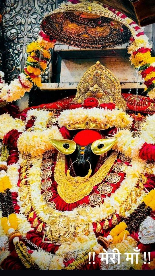 *🚩 जय माँ विंध्यवासिनी 🚩*

 करिये माँ के मंगला आरती का दिव्य दर्शन
माई कृपा सदैव रहे साथी 
नित्य चरण दर्शन करू दिनराती🙏🏻
जय माँ विंध्यवासिनी

*विंध्याचल पर्वत पर निवास करने वाली आदिशक्ति जगदम्बा श्री मां विंध्यवासिनी के आरती का दर्शन करें।*

*🚩 जय माँ विंध्यवासिनी 🚩*
┈┉┅━❀꧁ω❍ω꧂❀━┅┉┈
निशुम्भ-शुम्भ मर्दिनीं, प्रचन्ड मुन्ड खन्डिनीं ।
वने रणे प्रकशिनीं, भजामि विन्ध्यवासिनीम् ॥

#जय_माई_विंध्यवासनी 🙏❤️
🙏🪔❤️🌻❤️🪔🙏
🥀🥀🥀🥀🥀🥀🥀
┈┉┅━❀꧁ω❍ω꧂❀━┅┉
Jay