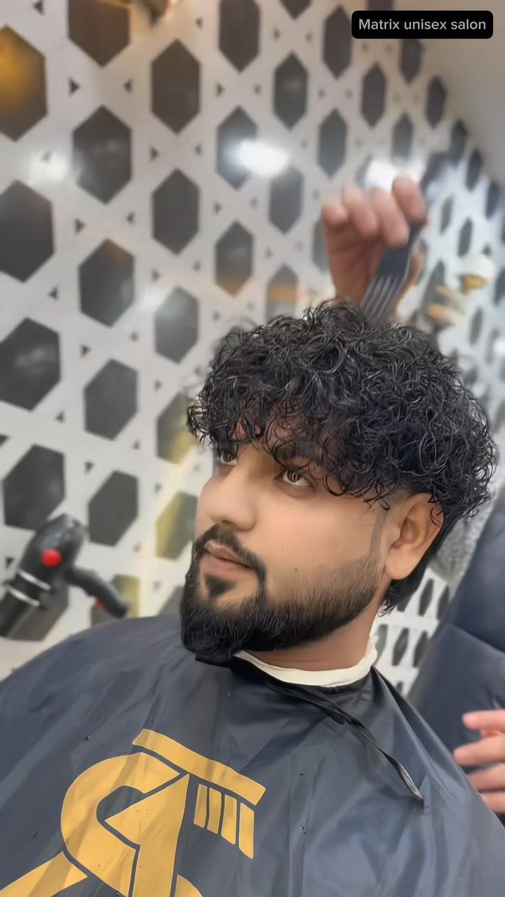 matrix_unisex_salon_harda 
Amazing Curly hair cut 💇‍♂️ 
Do visit our new shop 
Address _ Mourya Bhawan shopping complex Gadipura harda no
Mobile no - 7610429317 ( hemant verma )