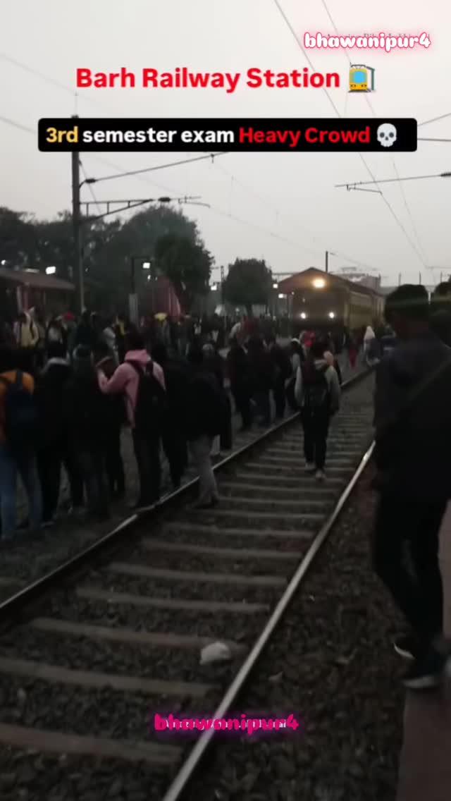 आपलोग भी है क्या इस भीड़ में ??👿3rd semester exam
Heavy Crowd😈barh railway station 🚉