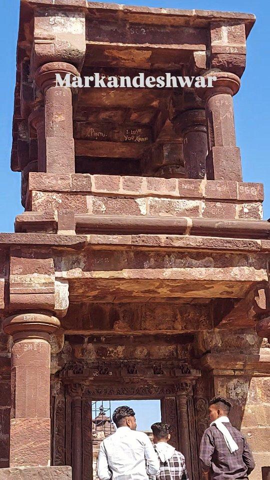 मार्कंडेश्वर मंदिर
जिल्हा गडचिरोली
उत्तर वाहिनी वैनगंगा नदीच्या तीरावर वसलेले मार्कंडेश्वर मंदिर हे उत्कृष्ट कलाकुसर व प्राचीन संस्कृतीचा वारसा आहे
दगडावरील रेखीव  काम, उत्कृष्ट कलेचा नमुना आहे.अतिशय नयनरम्य वातावरणात आणि प्राचीन संस्कृतीने नटलेले  शिव मंदिर लाखो भाविकांचे श्रद्धास्थान आहे
सध्या पुरातत्व विभागामार्फत मंदिराचे जीर्णोद्वार सुरू आहे
दुभंगलेल्या मूर्ती व शिल्पांना एकत्रित करून पुन्हा प्राचीन वैभव उभे राहत आहे