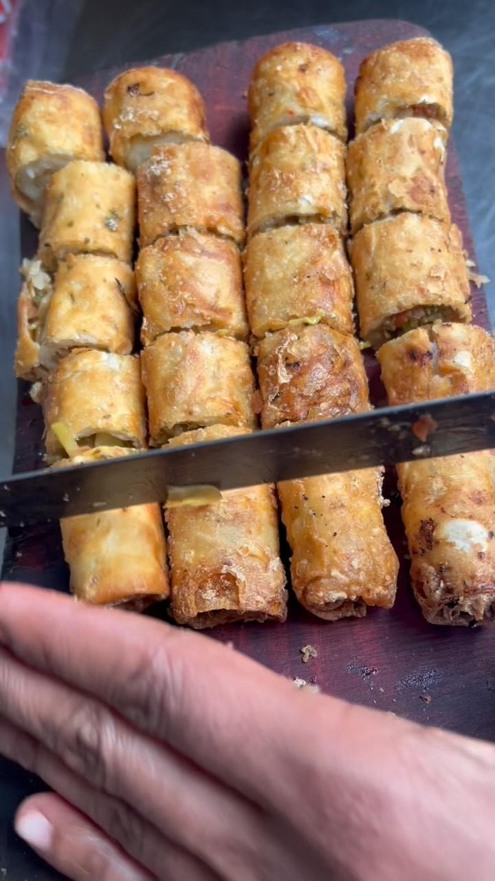 Springroll 🤤😋 #streetfood #fastfood #likesforlike #viralreels #viralvideos #followers #trendingaudio #trendingreels #kapurthala #cheeseroll #paneerroll gupta.fast_food