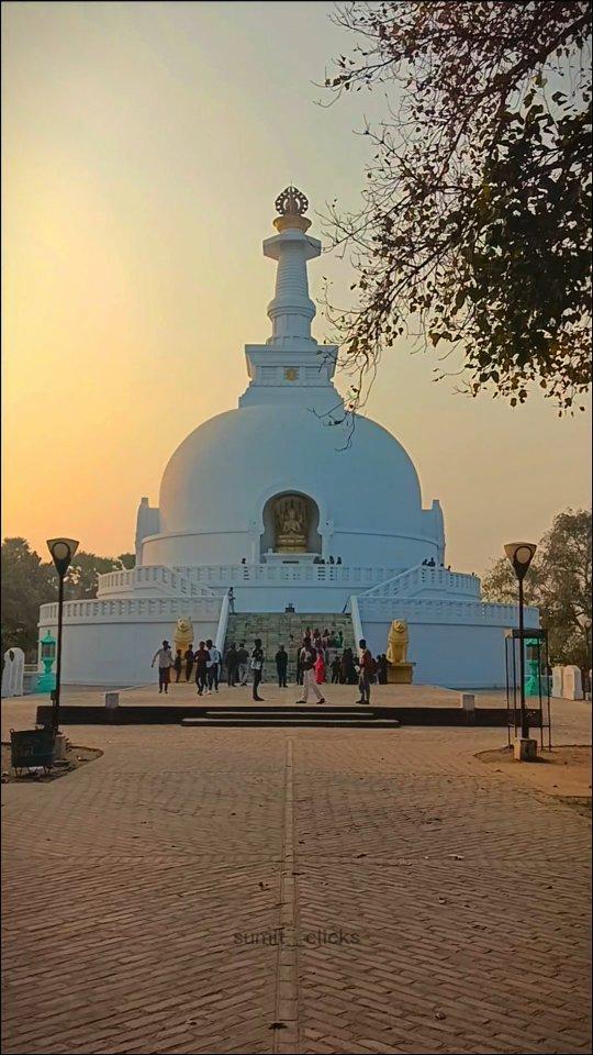 शांति स्तूप (वैशाली)।

वैशाली के प्रसिद्ध टूरिस्ट प्लेस में से एक विश्व शांति स्तूप है। रत्नागिरी पहाड़ी पर स्थित इस स्तूप की लंबाई 400 मीटर है। स्तूपू के चार कोनो पर बुद्ध के चार मूर्तियां स्थापित हैं। वहीं यहां तक पहुंचने के लिए रोपवे का सहारा लेना पड़ता है। ये स्तूप शांति और प्रेम के प्रतीक है। 

SHOT ON :POCO M4 Pro 4G
By:rishi_baba_official