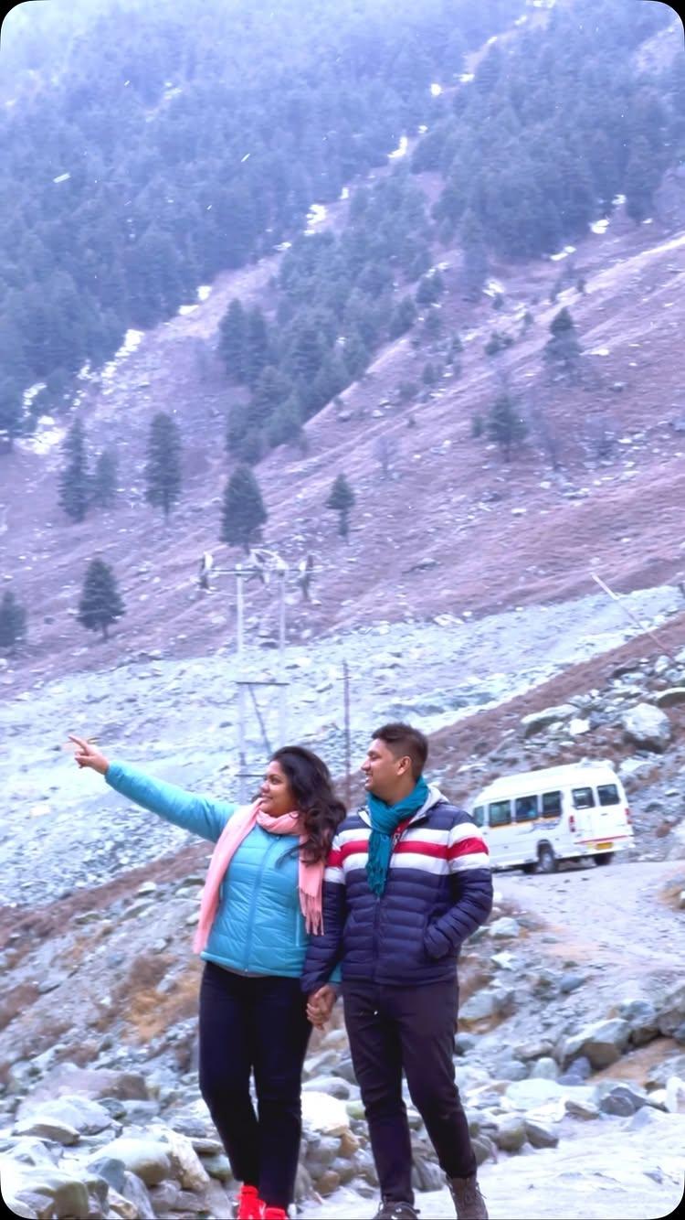 Cold hands ❄️, warm heart!! ❤️ 

#kashmir #kashmirtourism #kashmirvalley #kashmirdairies #snowday #sonmarg #ganderbal #gulmarg #snowflakes #coupletravel #coupletravels #coupletraveller #couplestravelgoals #kashmir_lovers #kashmirdairies ⛰️❄️☃️🗻