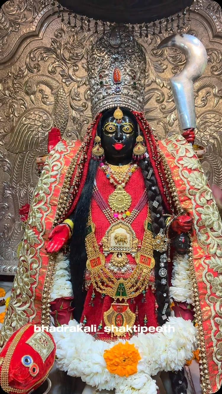 चरणो का देदो , ध्यान मेरी माँ 🌹❤️🥰💕 bhadrakali_shaktipeeth