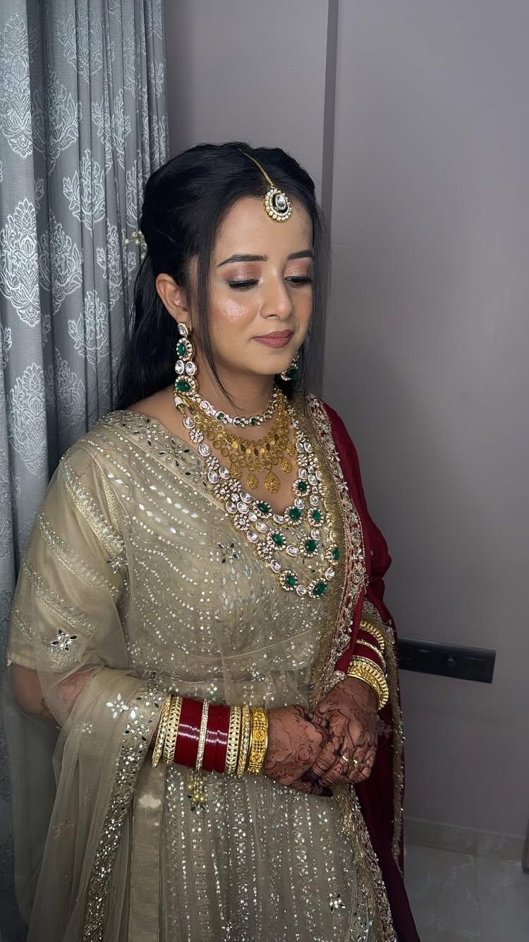 Aisha for her Walima

Bride aisha_zeba3113 
Makeup poojasinghartistry 
Hair shweta.singh9031