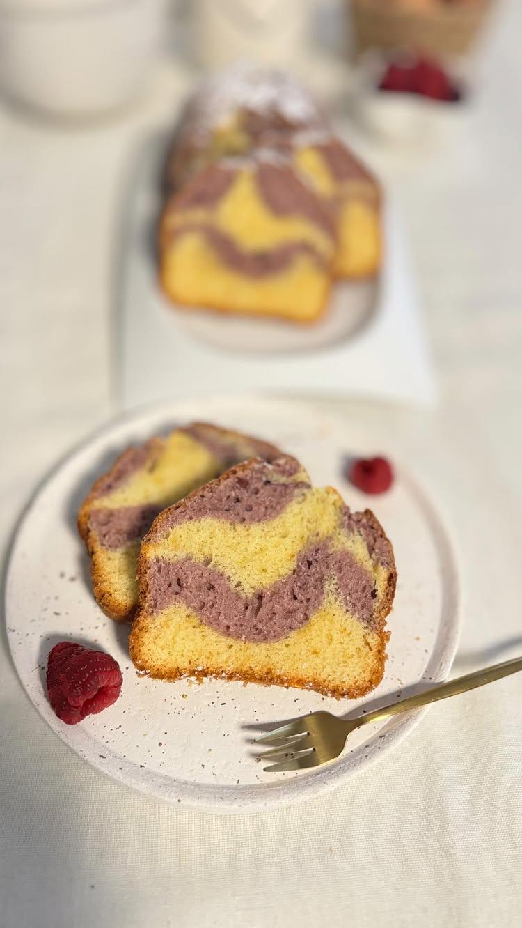 Oggi ti propongo un plum cake alla panna, variegato ai frutti di bosco, che ti conquisterà al primo assaggio per la sua sofficità ed il profumo e sapore delizioso 😋 
Ti lascio la ricetta provala!

📝Plum cake alla panna variegato ai frutti di bosco 

Ingredienti (per uno stampo 25x11)
-150gr frutti di bosco (anche surgelati)
-30gr zucchero 
-un cucchiaio succo di limone 
-3 uova medie
-150gr zucchero semolato 
-150gr panna fresca 
-30 gr olio di semi
-scorza grazie di un limone 
-300gr farina 00 +30gr
-10gr lievito per dolci

Per la finitura 
-zucchero a velo
Procedimento
In un pentolino versa i frutti di bosco, con i 30 gr di zucchero ed il succo di limone; cuoci fin quando il composto si addensa (5 minuti ca) e frulla con un frullatore ad immersione
Monta le uova con lo zucchero finché il composto risulterà gonfio e cremoso
Unisci in quest’ordine: la panna, l’olio, la scorza del limone e per ultimo la farina ed il lievito
In un terzo dell’impasto aggiungi la purea di frutti di bosco ed i 30gr di farina
Imburra ed infarina uno stampo da plum-cake ed alterna i due composti come mostrato nel reel
Con uno stecchino lungo crea la variegatura
Cuoci in forno preriscaldato a 170° statico per 45 minuti; fai raffreddare, spolvera con zucchero a velo e gusta!