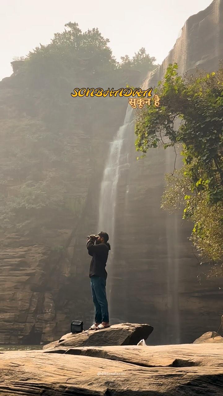 सोनभद्र : हर शहर की अपनी अलग पहचान और बसाहट होती है। इसी तरह प्रदेश का सोनभद्र जिला भी एक अनूठी पहचान रखता है। प्राकृतिक, ऐतिहासिक, सामाजिक, धार्मिक हर दृष्टिकोण से सोनभद्र जनपद समृद्ध है। ऊँचे जलप्रपात, बांध, नदियां, प्राचीनतम दुर्ग-किले, मंदिर के साथ-साथ हजारों वर्ष प्राचीन शैल चित्र व फास्सिल्स जिले को रमणीक व नयनाभिराम वातावरण प्रदान किए हुए हैं। अकूत वनांचल, ताप-जल विद्युत ऊर्जा संसाधन, खनिज संपदा राज्य की आर्थिक उन्नति में सदैव सशक्त व आत्मनिर्भर बनाते आए हैं। सोनभद्र को अच्छी तरह जानने और महसूसने के लिए एक बार जरूर छोटी सी यात्रा पर आएं। सोनभद्र और सोनभद्र के लोग आगंतुकों का बाह फैलाएं स्वागत के लिए तैयार हैं। ✍️ ayush1sbr 


dr.chanducr7 


Follow 64sondiaries for more